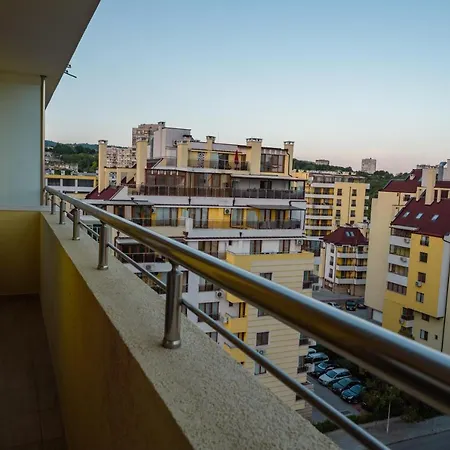 Emerald With Private Parking דירה וארנה