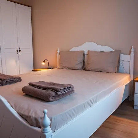 Emerald With Private Parking דירה