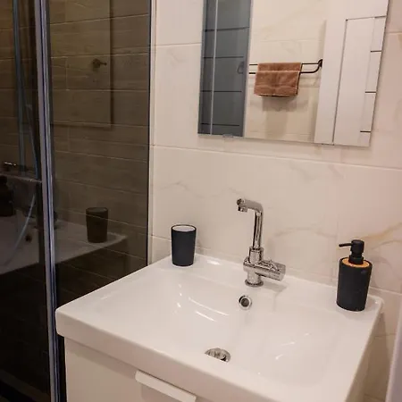 Emerald With Private Parking דירה וארנה