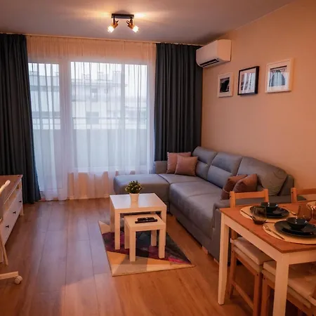 Emerald With Private Parking וארנה