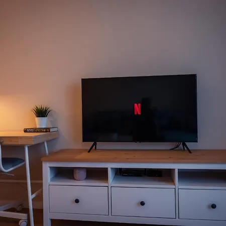 Emerald With Private Parking דירה וארנה